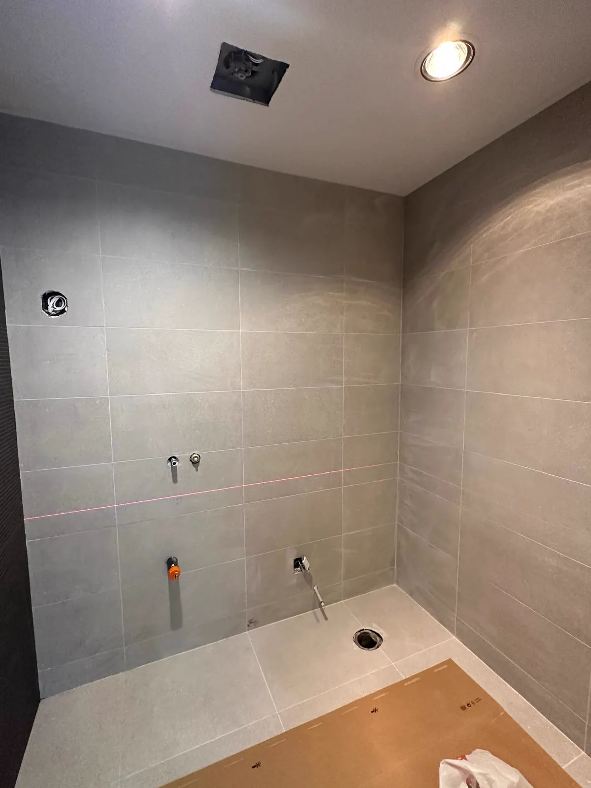 Salle de bain en céramique grise en cours de rénovation