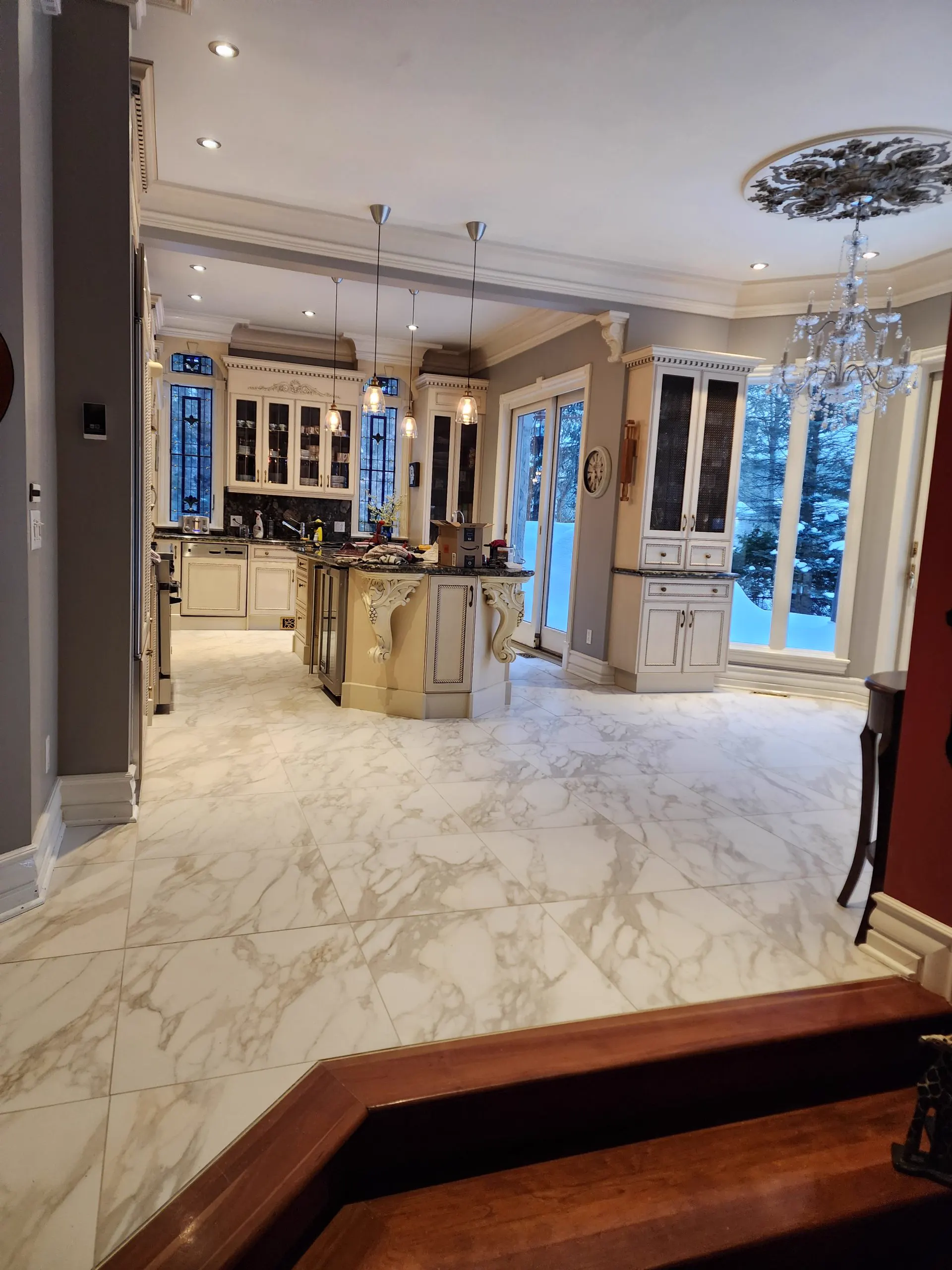 Grande cuisine rénovée avec plancher de céramique effet marbre