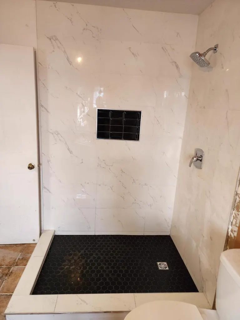 Douche en céramique blanche effet marbre, exemple de réalisation des Constructions R.B.J
