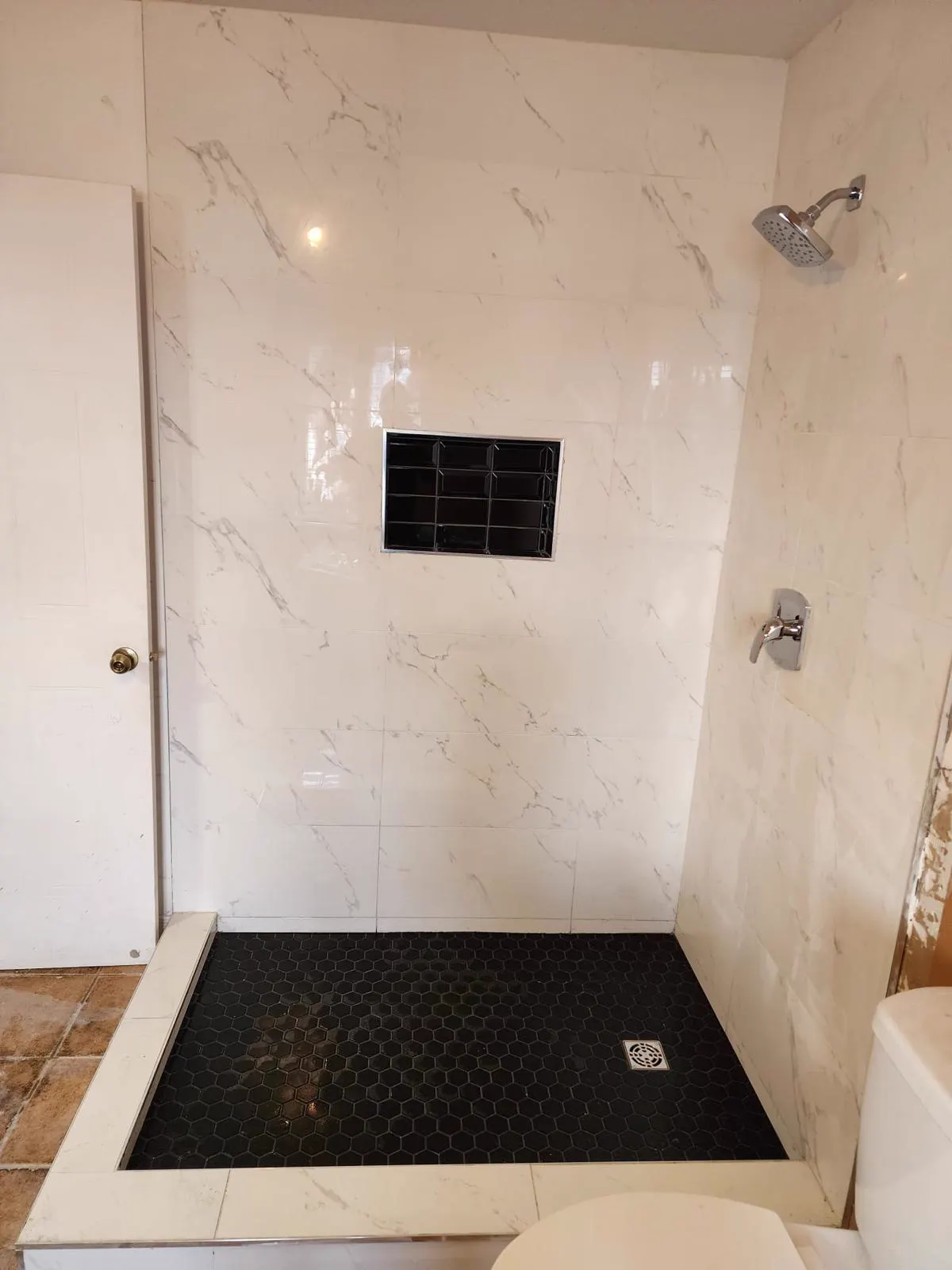 Douche en céramique blanche effet marbre avec base noire